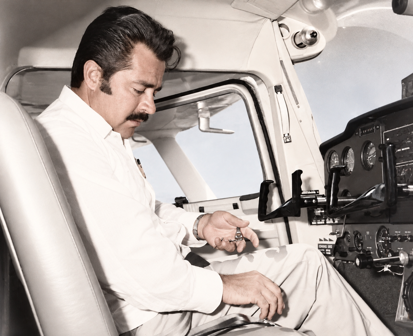 Fotografía histórica original 1 de Don Félix Cerda Loza en el interior de una aeronave