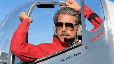 Fotografía histórica original 2 de Don Félix Cerda Loza en el interior de una aeronave